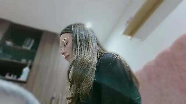 Snapshot of Emmy_petit chatting on 10.16.25 Emmy petit online show from 10.16.25