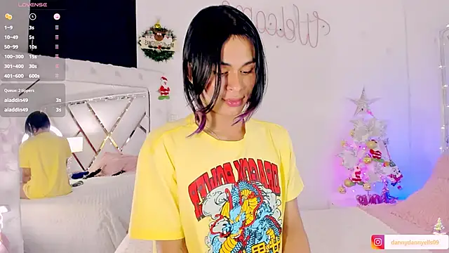 Snapshot of sweet_dannyfem chatting on 12.31.24 sweet dannyfem online show from 12.31.24
