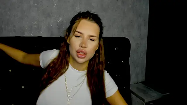 Snapshot of SuraMune chatting on 10.12.25 SuraMune online show from 10.12.25