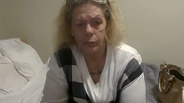 housewife shantie online show from 10.10.25