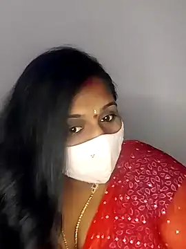 Snapshot of Sexy_Radhikaa chatting on 02.14.25 Sexy Radhikaa online show from 02.14.25