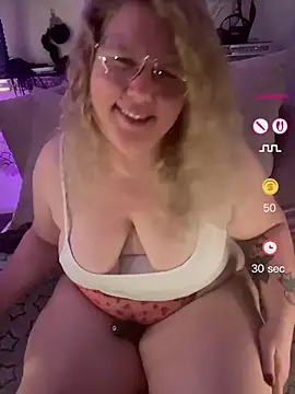 Snapshot of CurvyAnonymousGirl89 chatting on 05.25.26 CurvyAnonymousGirl89 online show from 05.25.26