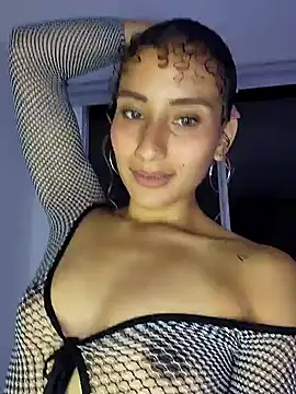 Snapshot of varenkaivanova_22 chatting on 12.17.24 varenkaivanova 22 online show from 12.17.24