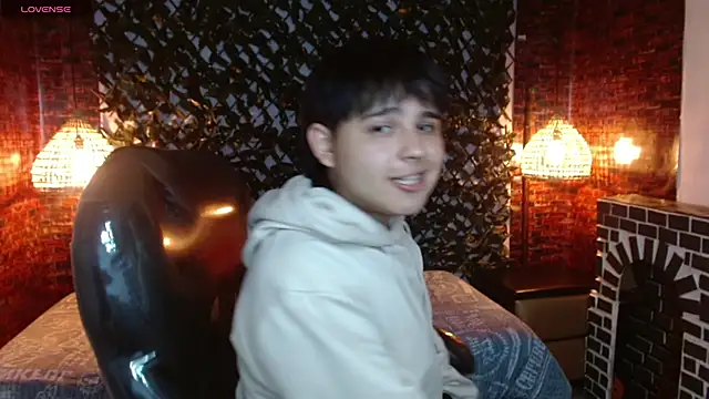 Snapshot of AndrewPherson chatting on 01.03.25 AndrewPherson online show from 01.03.25