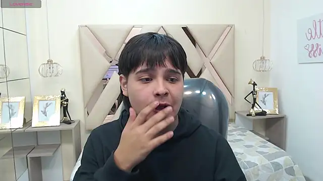 Snapshot of AndrewPherson chatting on 01.06.25 AndrewPherson online show from 01.06.25