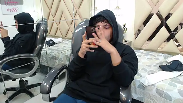 Snapshot of AndrewPherson chatting on 01.08.25 AndrewPherson online show from 01.08.25