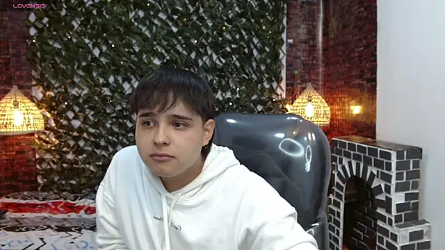 Snapshot of AndrewPherson chatting on 01.13.25 AndrewPherson online show from 01.13.25