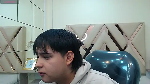 Snapshot of AndrewPherson chatting on 01.28.25 AndrewPherson online show from 01.28.25