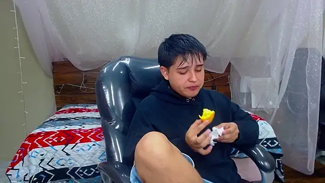 Snapshot of AndrewPherson chatting on 02.08.25 AndrewPherson online show from 02.08.25