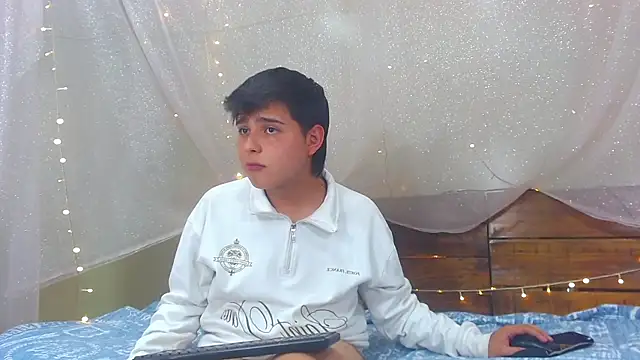 Snapshot of AndrewPherson chatting on 02.20.25 AndrewPherson online show from 02.20.25