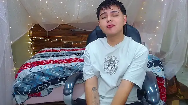 Snapshot of AndrewPherson chatting on 03.07.25 AndrewPherson online show from 03.07.25