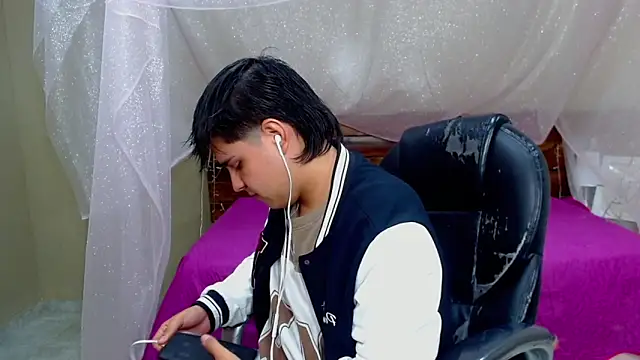 Snapshot of AndrewPherson chatting on 03.14.25 AndrewPherson online show from 03.14.25