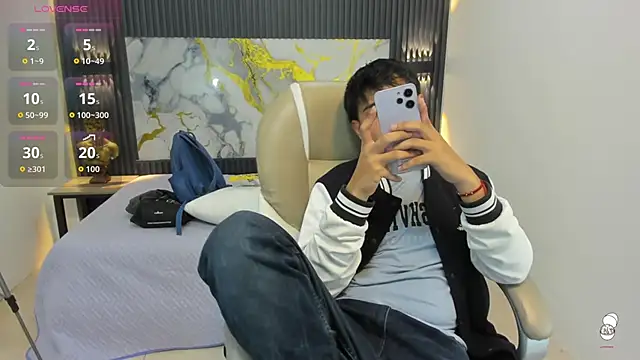 Snapshot of AndrewPherson chatting on 09.18.25 AndrewPherson online show from 09.18.25