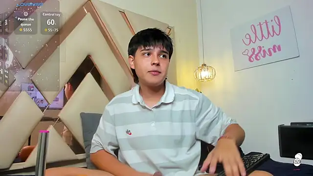 Snapshot of AndrewPherson chatting on 09.23.25 AndrewPherson online show from 09.23.25