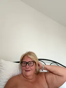 Snapshot of MoistCurveyChanel chatting on 07.22.26 MoistCurveyChanel online show from 07.22.26