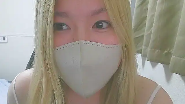 Snapshot of Remi_official chatting on 10.20.25 Remi official online show from 10.20.25