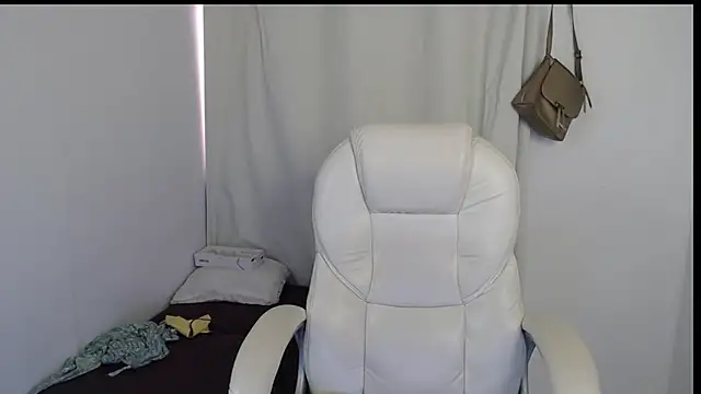 Snapshot of Xileny-Halliwey chatting on 10.02.25 Xileny-Halliwey online show from 10.02.25