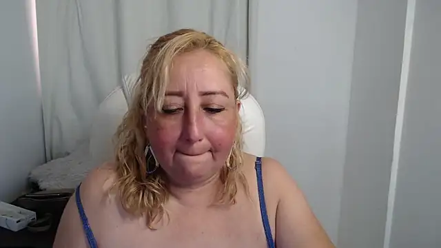 Snapshot of Xileny-Halliwey chatting on 10.07.25 Xileny-Halliwey online show from 10.07.25