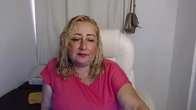 Snapshot of Xileny-Halliwey chatting on 10.10.25 Xileny-Halliwey online show from 10.10.25