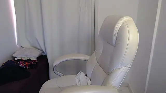 Snapshot of Xileny-Halliwey chatting on 10.17.25 Xileny-Halliwey online show from 10.17.25