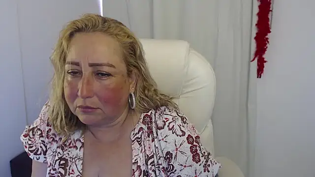 Snapshot of Xileny-Halliwey chatting on 10.21.25 Xileny-Halliwey online show from 10.21.25