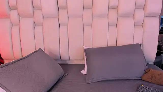 Radiant Naomi online show from 04.18.26