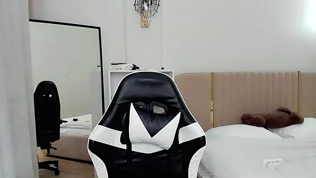 may mia online show from 11.12.25