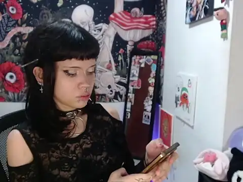 Snapshot of hachi_kitty chatting on 04.28.26 hachi kitty online show from 04.28.26