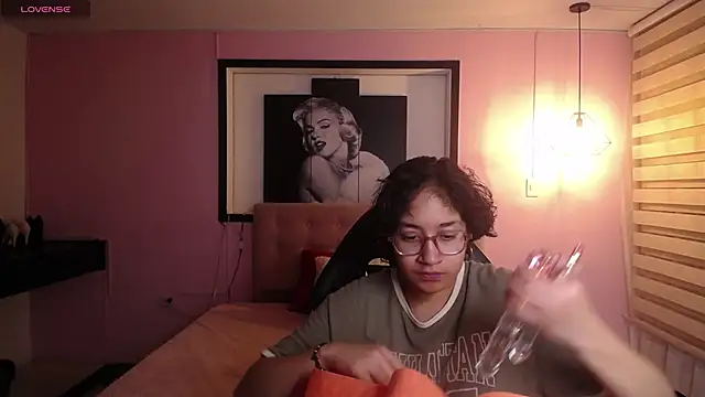 Lili Gomez  online show from 11.25.25