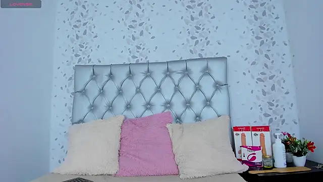 Snapshot of candymery chatting on 02.19.25 candymery online show from 02.19.25