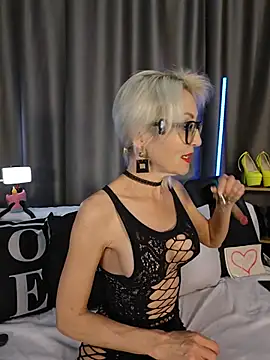 Snapshot of Milforja chatting on 06.19.26 Milforja online show from 06.19.26