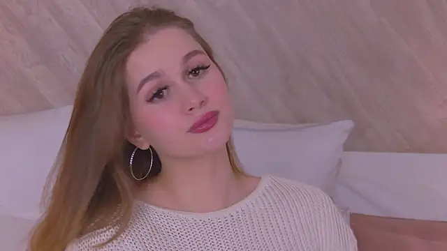 Snapshot of EllieHayes chatting on 12.26.24 EllieHayes online show from 12.26.24