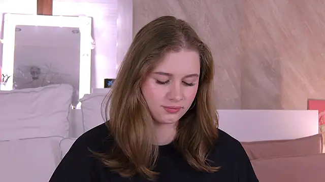 Snapshot of EllieHayes chatting on 10.17.25 EllieHayes online show from 10.17.25