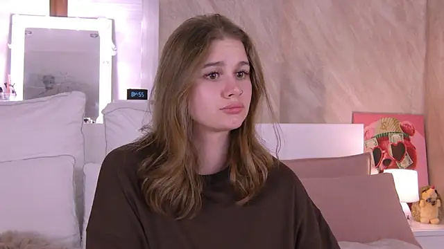 Snapshot of EllieHayes chatting on 10.18.25 EllieHayes online show from 10.18.25