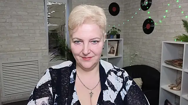 Sandra Snow online show from 12.22.24