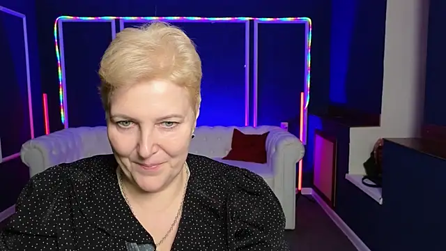 Sandra Snow online show from 01.06.25