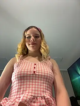 Snapshot of NicoleCut chatting on 10.10.25 NicoleCut online show from 10.10.25