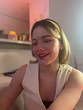 Snapshot of NicoleCut chatting on 04.29.26 NicoleCut online show from 04.29.26
