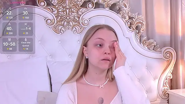 Snapshot of DorisHell chatting on 02.08.25 DorisHell online show from 02.08.25