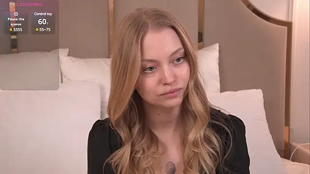 Snapshot of DorisHell chatting on 03.02.25 DorisHell online show from 03.02.25