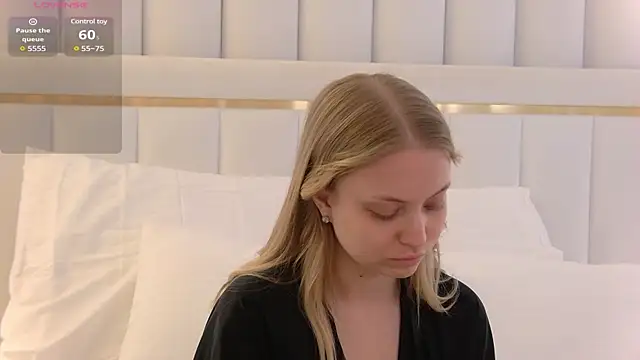 Snapshot of DorisHell chatting on 03.04.25 DorisHell online show from 03.04.25