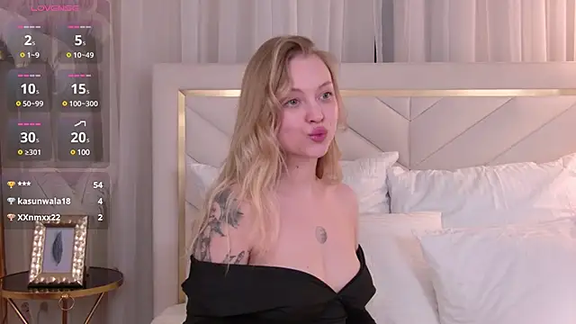 Snapshot of DorisHell chatting on 03.06.25 DorisHell online show from 03.06.25