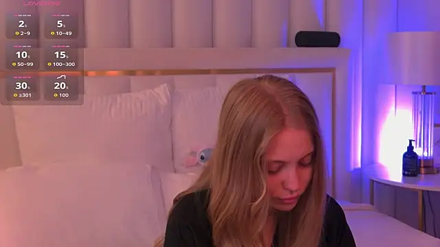 Snapshot of DorisHell chatting on 09.10.25 DorisHell online show from 09.10.25