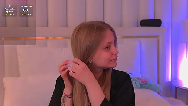 Snapshot of DorisHell chatting on 09.12.25 DorisHell online show from 09.12.25