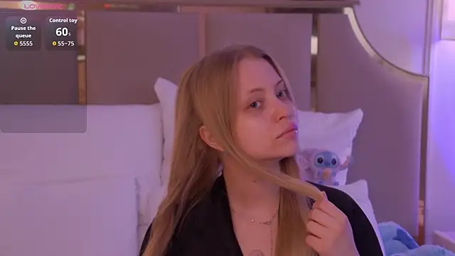 Snapshot of DorisHell chatting on 09.25.25 DorisHell online show from 09.25.25