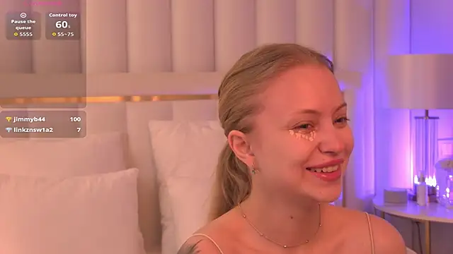 Snapshot of DorisHell chatting on 09.26.25 DorisHell online show from 09.26.25