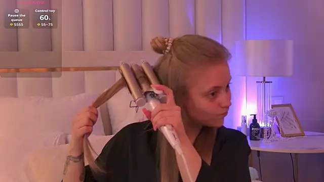 Snapshot of DorisHell chatting on 09.30.25 DorisHell online show from 09.30.25