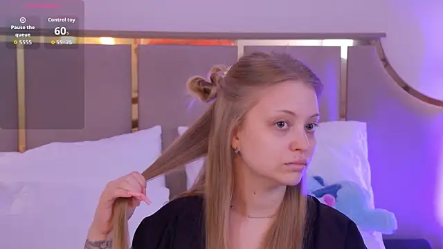 Snapshot of DorisHell chatting on 10.03.25 DorisHell online show from 10.03.25