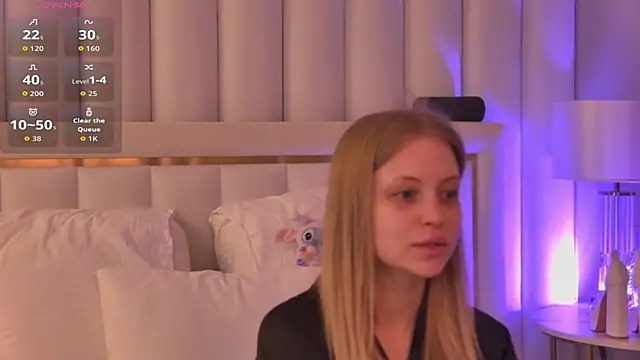 Snapshot of DorisHell chatting on 10.05.25 DorisHell online show from 10.05.25