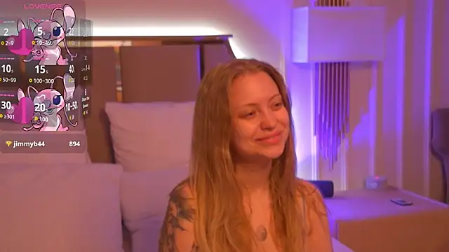 Snapshot of DorisHell chatting on 10.31.25 DorisHell online show from 10.31.25